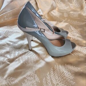 AltitudeJay Manuel shoes size 8, off green and cream.